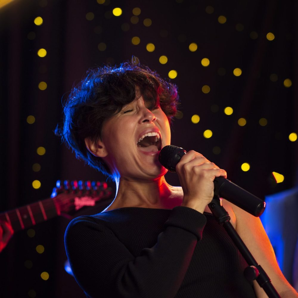 medium-shot-talented-woman-singing